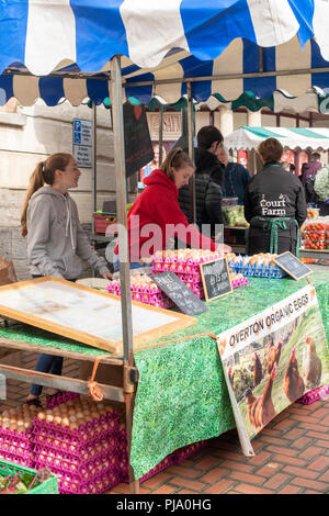 Des œufs frais pour la vente au marché des fermiers de Stroud. Stroud, Gloucestershire, Angleterre Banque D'Images