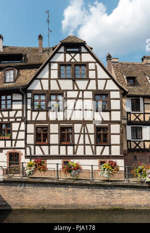 Maison à pans de bois sur le Quai des moulins dans La Petite France de Strasbourg, France Banque D'Images