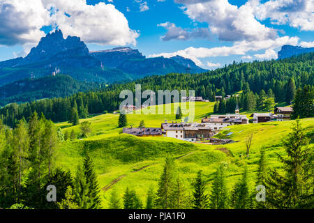 Vue sur village et la haute montagne au Col Giau en Italie avec le village et la forêt de pins Banque D'Images