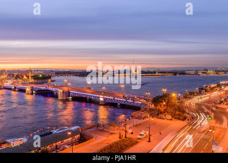 Saint-pétersbourg à partir de la toiture, le Palace Bridge et la rivière Neva Banque D'Images