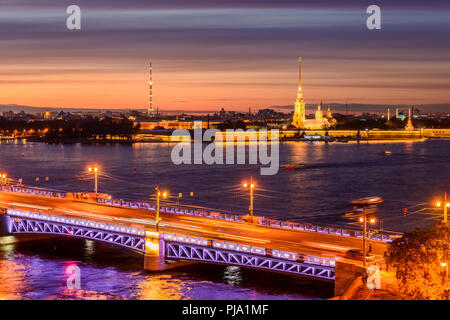 Saint-pétersbourg à partir de la toiture, le Palace Bridge et la rivière Neva Banque D'Images