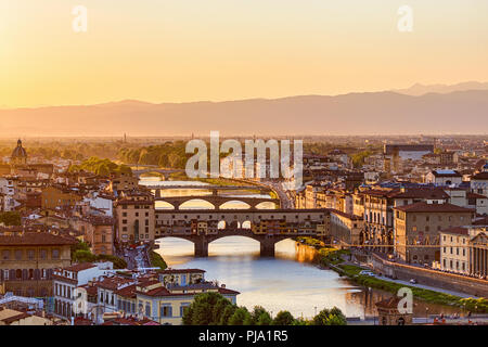 Ville de Florence au coucher du soleil avec l'Arno Banque D'Images