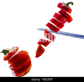 Poivrons rouges doux et tranches de tomate isolated on white Banque D'Images