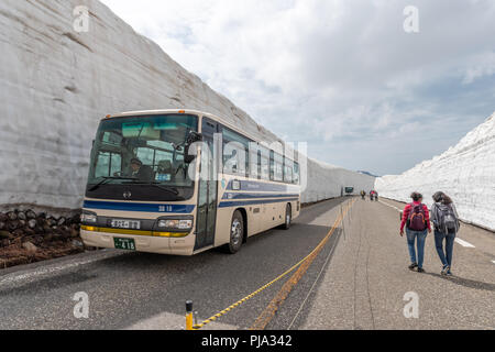 TOYAMA , JAPON - 28 MAI 2018 : Les gens sont à pied la Route alpine Tateyama Kurobe montagnes neige mur à Kurobe alpine. Ville de Toyama, au Japon. Banque D'Images