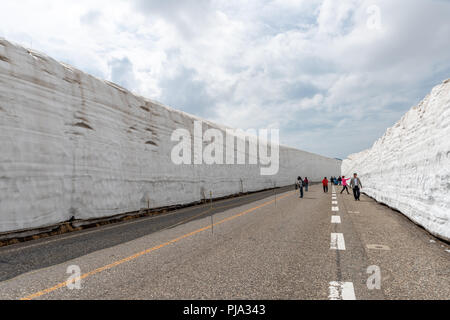 TOYAMA , JAPON - 28 MAI 2018 : Les gens sont à pied la Route alpine Tateyama Kurobe montagnes neige mur à Kurobe alpine. Ville de Toyama, au Japon. Banque D'Images