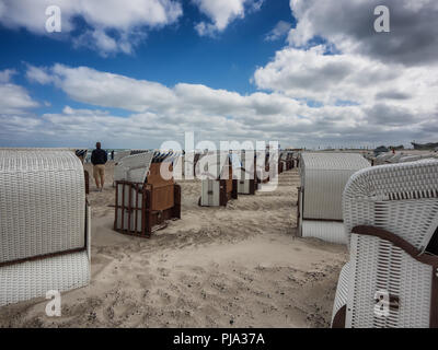 Des paniers de plage par un jour de vent dans la mer Baltique de Warnemunde Banque D'Images