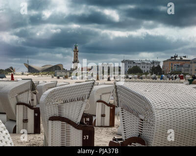 Des paniers de plage par un jour de vent dans la mer Baltique de Warnemunde Banque D'Images