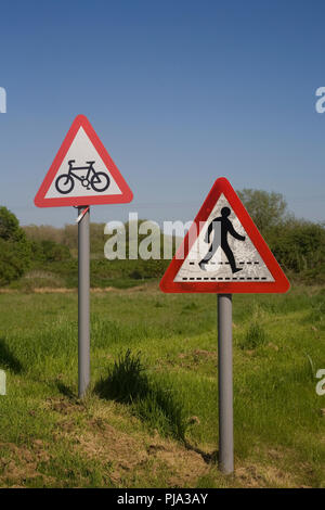 Les piétons mais accueillant les panneaux interdisant les cyclistes à côté de A428 Stratford Road au sud de Warwick Banque D'Images