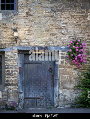 Porte d'accueil le long de High Street, Castle Combe, Wiltshire, Angleterre Banque D'Images