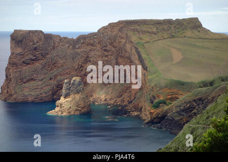 Ponta dos Rosais promontoire situé le long de la côte nord de la paroisse de Rosais, municipalité de Velas dans l'île de São Jorge, Portugais Bartos Banque D'Images