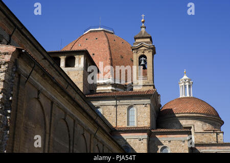 Basilique San Lorenzo, Florence, Toscane, Italie, montrant le dôme de la chapelle des Médicis, le Campanile et Michelangelo's Sagrestia Nuova Banque D'Images
