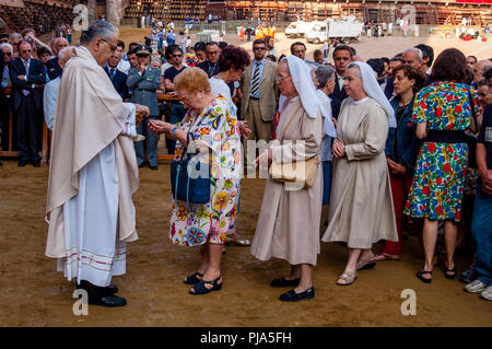 Une "masse" est tenue jockeys le matin de la course dans la Piazza del Campo, Palio di Siena, Sienne, Italie Banque D'Images