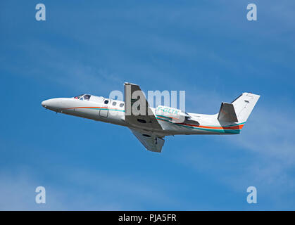 Français immatriculés Cessna Citation 550 II F-GLTK escalade de Inverness Dalcross aéroport dans les Highlands écossais. Banque D'Images