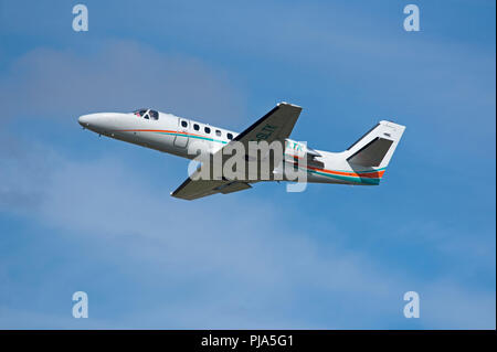 Français immatriculés Cessna Citation 550 II F-GLTK escalade de Inverness Dalcross aéroport dans les Highlands écossais. Banque D'Images