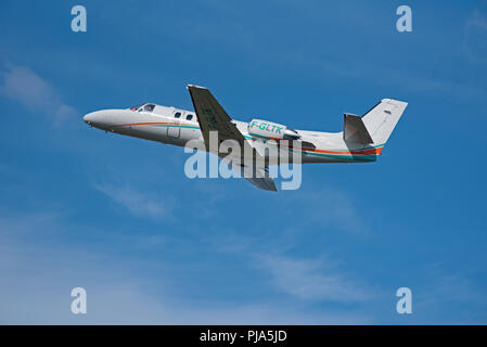 Français immatriculés Cessna Citation 550 II F-GLTK escalade de Inverness Dalcross aéroport dans les Highlands écossais. Banque D'Images