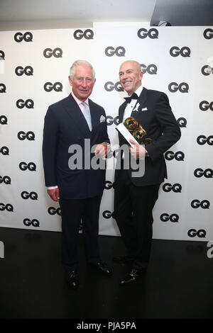 Le Prince de Galles reçoit le Lifetime Achievement Award de la rédaction de GQ, Dylan Jones, à la GQ Men of the Year Awards 2018 en association avec Hugo Boss qui a eu lieu à la Tate Modern de Londres. Banque D'Images