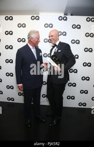 Le Prince de Galles reçoit le Lifetime Achievement Award de la rédaction de GQ, Dylan Jones, à la GQ Men of the Year Awards 2018 en association avec Hugo Boss qui a eu lieu à la Tate Modern de Londres. Banque D'Images