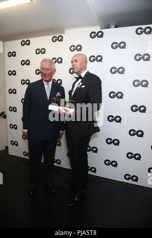 Le Prince de Galles reçoit le Lifetime Achievement Award de la rédaction de GQ, Dylan Jones, à la GQ Men of the Year Awards 2018 en association avec Hugo Boss qui a eu lieu à la Tate Modern de Londres. Banque D'Images