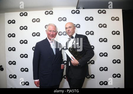 Le Prince de Galles reçoit le Lifetime Achievement Award de la rédaction de GQ, Dylan Jones, à la GQ Men of the Year Awards 2018 en association avec Hugo Boss qui a eu lieu à la Tate Modern de Londres. Banque D'Images