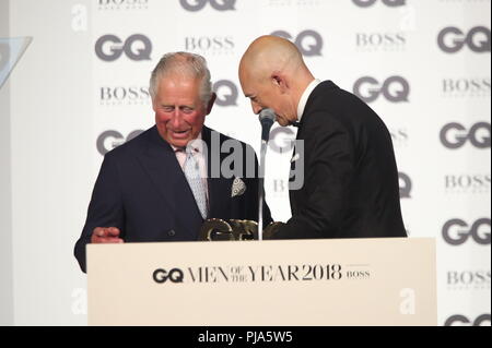 Le Prince de Galles reçoit le Lifetime Achievement Award de la rédaction de GQ, Dylan Jones, à la GQ Men of the Year Awards 2018 en association avec Hugo Boss qui a eu lieu à la Tate Modern de Londres. Banque D'Images