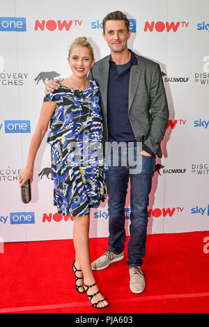 Teresa Palmer et Matthew Goode arrivant à la première d'une découverte des sorcières à Cineword à Cardiff. Banque D'Images