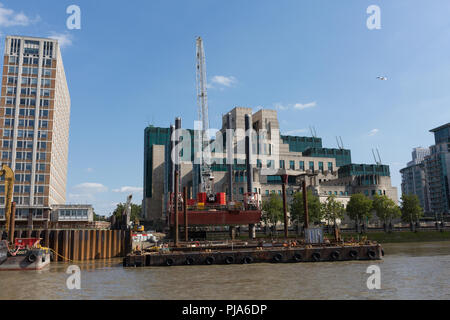 Barge de construction sur la Tamise Banque D'Images
