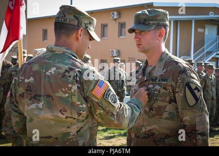 Le capitaine Nicholas Spicocchi, commandant d'une Co, 2e Bataillon, 5e régiment de cavalerie, 1st Armored Brigade Combat Team, 1re Division de cavalerie, les broches 2e lieutenant Pierce Baker, affecté à un Co, 2-5 CAV, avec le grade de premier lieutenant à Novo Selo, la Bulgarie, le 2 juillet 2018. 1er lieutenant Pierce Baker est déployée avec un Co, 2-5 CAV, 1er ABCT, 1er CD, à l'appui de la résolution de l'Atlantique, un exercice d'entraînement durables entre l'OTAN et des Forces américaines. Banque D'Images