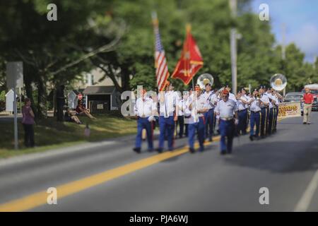 Marine Corps et les membres de la garde d'honneur de la Ligue des soldats de la Garde nationale du New Jersey's 63rd Army Band effectuer dans l'historique Smithville Quatrième de juillet parade à Smithville, N.J., le 4 juillet 2018. Cette parade annuelle est la plus importante de l'état. Cette photo a été prise avec un objectif tilt shift. Banque D'Images