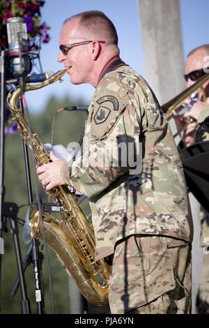 Le Sgt. 1re classe Steve Friel avec la 133e Army Band, 96e commandement de troupes, exécute un solo le 3 juillet 2018, Skansie Park, Gig Harbor, Washington. Le 133e Groupe de l'armée d'arrangements de marches militaires classiques et la musique pop pour célébrer le Jour de l'indépendance. Banque D'Images