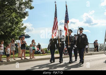 La Garde nationale de l'Ohio couleur mixte dans les marches de la garde rouge, blanc & BOOM ! 3 juillet 2018, défilé, dans le centre-ville de Columbus, Ohio. Plus de 100 000 spectateurs étaient alignés sur la 1-mile défilé pour célébrer le Jour de l'indépendance et à apercevoir, et remercier les membres, le service militaire et des anciens combattants. Soutien de la Garde nationale de l'Ohio pour le défilé comprenait également le 122e Groupe de l'armée et des véhicules militaires. (La Garde nationale de l'Ohio Banque D'Images