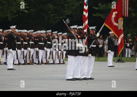 Marines avec le Corps des Marines américains Color Guard présente l'enseigne nationale alors que l'hymne national est joué au cours d'une Parade au coucher du soleil mardi au Lincoln Memorial, Washington, D.C., le 3 juillet 2018. L'invité d'honneur pour le défilé a été Vice-amiral. Walter E. "Ted" Carter, 62e directeur de l'académie navale des États-Unis, et l'accueil a été le lieutenant-général Robert S. Walsh, commandant général, Marine Corps Combat Development Command, et commandant adjoint, le développement des méthodes de combat et de l'intégration. Banque D'Images