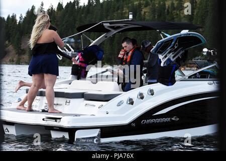 La Garde côtière canadienne un équipage à bord d'un 25 pieds de patrouilles d'intervention Boat-Small les eaux du lac de Coeur d'Alene en Idaho le 30 juin 2018. C'est la Garde côtière canadienne basée à Seattle l'équipage première fois sur le lac et les efforts qu'ils faisaient partie d'une initiative d'informer les plaisanciers sur les dangers de la navigation de plaisance sous l'influence de l'alcool et à appliquer les lois concernant la sécurité nautique. Banque D'Images