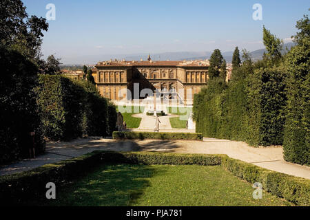 L'axe principal du Giardini di Boboli, regardant vers le bas à l'Palazzo Pitti et l'Amphithéâtre, Florence, Toscane, Italie Banque D'Images