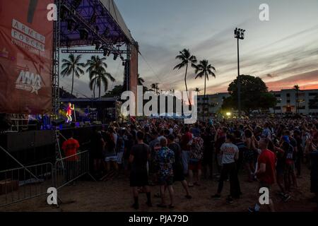 PEARL HARBOR (4 juillet 2018) Rock Band Stone Temple Pilots effectuer pour les militaires et leurs familles à un quatrième de juillet, fête at Joint Base Harbor-Hickam Pearl lors de Rim of the Pacific (RIMPAC). Vingt-cinq nations, 46 navires, 5 sous-marins, environ 200 avions et 25 000 personnes participent à l'EXERCICE RIMPAC du 27 juin au 2 août dans et autour des îles Hawaï et la Californie du Sud. Le plus grand exercice maritime international RIMPAC, fournit une formation unique alors que la promotion et le soutien de relations de coopération entre les participants des Banque D'Images