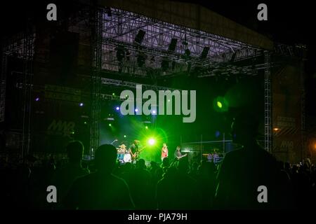 PEARL HARBOR (4 juillet 2018) Rock Band Stone Temple Pilots effectuer pour les militaires et leurs familles à un quatrième de juillet, fête at Joint Base Harbor-Hickam Pearl lors de Rim of the Pacific (RIMPAC). Vingt-cinq nations, 46 navires, 5 sous-marins, environ 200 avions et 25 000 personnes participent à l'EXERCICE RIMPAC du 27 juin au 2 août dans et autour des îles Hawaï et la Californie du Sud. Le plus grand exercice maritime international RIMPAC, fournit une formation unique alors que la promotion et le soutien de relations de coopération entre les participants des Banque D'Images