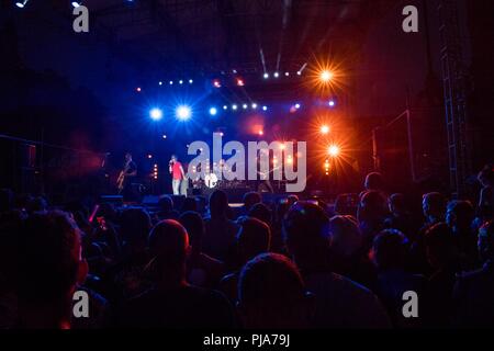 PEARL HARBOR (4 juillet 2018) Rock Band Stone Temple Pilots effectuer pour les militaires et leurs familles à un quatrième de juillet, fête at Joint Base Harbor-Hickam Pearl lors de Rim of the Pacific (RIMPAC). Vingt-cinq nations, 46 navires, 5 sous-marins, environ 200 avions et 25 000 personnes participent à l'EXERCICE RIMPAC du 27 juin au 2 août dans et autour des îles Hawaï et la Californie du Sud. Le plus grand exercice maritime international RIMPAC, fournit une formation unique alors que la promotion et le soutien de relations de coopération entre les participants des Banque D'Images