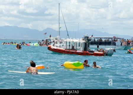 La Garde côtière canadienne un bateau d'intervention de 25 pieds - petit équipage, basé à Honolulu, patrouille dans les eaux au large de Waikiki, le 4 juillet 2018. Le RB-S a été l'équipage participant à une opération de garder les nageurs et les plaisanciers en sécurité lors des célébrations du 4 juillet. (United States Coast Guard Banque D'Images