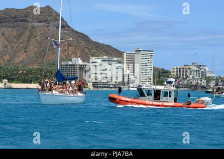 Un bateau d'intervention de 25 pieds - petit équipage, basé à Honolulu, est prêt à aider les nageurs et les plaisanciers dans les eaux au large de Waikiki, le 4 juillet 2018. Le RB-S a été l'équipage participant à une opération d'assurer la sécurité des personnes la natation et la navigation de plaisance sur la quatrième de juillet. Banque D'Images