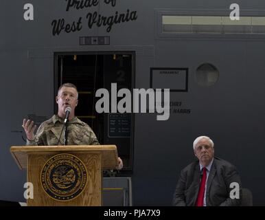 Le major général James Hoyer, adjudant général de la Garde nationale de la Virginie de l'Ouest, parle de l'impact économique de l'WVNG lors d'une cérémonie de baptême d'avion qui a eu lieu le 6 juillet 2018 à la base de la Garde nationale aérienne McLaughlin, Charleston, West Virginia. La 130AW a dévoilé un C-130H avec le nom "Fierté de la Virginie de l'Ouest" au cours de la cérémonie et Gov. Jim a remercié la Justice garde et les femmes pour leur service à la Virginie de l'Ouest et de la nation. Banque D'Images