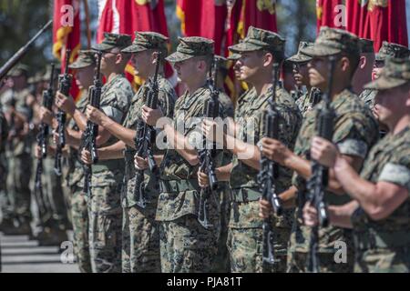 Les Marines américains avec la 1 Division de marines participent à une cérémonie de passation de commandement tenue au Marine Corps Base Camp Pendleton, en Californie, le 6 juillet 2018. La cérémonie a représenté le transfert de responsabilité, l'autorité et la responsabilité du major-général Eric M. Smith, le commandant général sortant au major général Robert F. Castellvi, le nouveau commandant général. Banque D'Images