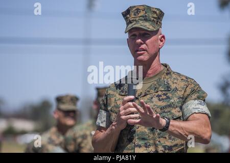 Corps des Marines américains, le général Eric M. Smith, le général commandant de la 1 Division de marines, prend la parole lors d'une cérémonie de passation de commandement tenue au Marine Corps Base Camp Pendleton, en Californie, le 6 juillet 2018. La cérémonie a représenté le transfert de responsabilités, pouvoirs et obligations de Smith au major général Robert F. Castellvi, le nouveau commandant général. Banque D'Images