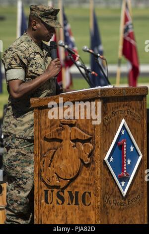 Le Capitaine de vaisseau américain Darrell Wesley, division de la 1 Division de marines, est l'invocation lors d'une cérémonie de passation de commandement tenue au Marine Corps Base Camp Pendleton, en Californie, le 6 juillet 2018. La cérémonie a représenté le transfert de responsabilité, l'autorité et la responsabilité du major-général Eric M. Smith, le commandant général sortant au major général Robert F. Castellvi, le nouveau commandant général. Banque D'Images