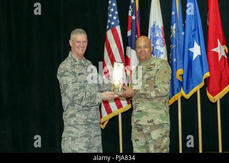 Le major-général Mark E. Bartman (à gauche), adjudant général de l'Ohio, présente les 2018 Communautés de l'armée d'excellence gold award au Major général John C. Harris, Jr., adjudant général adjoint pour l'Armée de terre, au cours d'une cérémonie le 2 juillet 2018, à l'Beightler le général Robert S. Armory à Columbus, Ohio. Le concours annuel ACOE mesures et reconnaît les meilleures installations et des communautés dans l'armée, basée sur les critères d'évaluation, y compris le leadership, la planification stratégique, l'orientation client et les résultats. C'est la sixième fois l'Ohio a gagné depuis 2003. (La Garde nationale de l'Ohio Banque D'Images