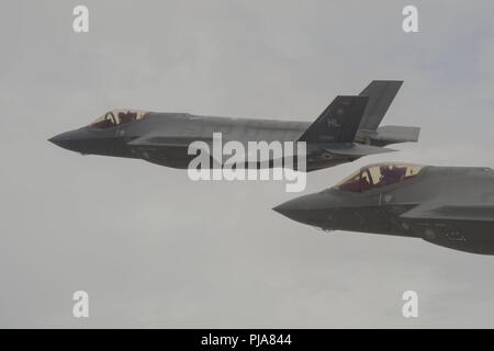 Le lieutenant Gen Mark Kelly, commandant de l'Armée de l'air 12e, dirige une formation de F-35 Lightning II, à partir de la 388e Escadre de chasse, Hill Air Force Base, Utah, et F-15E Strike Eagles, affecté à la 366e Escadre de chasse, Mountain Home Air Force Base, Texas au cours de l'essai de l'Utah et gamme de formation, le 3 juillet 2018. Le lieutenant Gen Kelly était sur son dernier vol en tant que commandant de la 12e armée de l'air. Banque D'Images