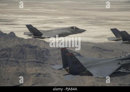 Le lieutenant Gen Mark Kelly, commandant de l'Armée de l'air 12e, dirige une formation de F-35 Lightning II, à partir de la 388e Escadre de chasse, Hill Air Force Base, Utah, et F-15E Strike Eagles, affecté à la 366e Escadre de chasse, Mountain Home Air Force Base, Texas au cours de l'essai de l'Utah et gamme de formation, le 3 juillet 2018. Le lieutenant Gen Kelly était sur son dernier vol en tant que commandant de la 12e armée de l'air. Banque D'Images