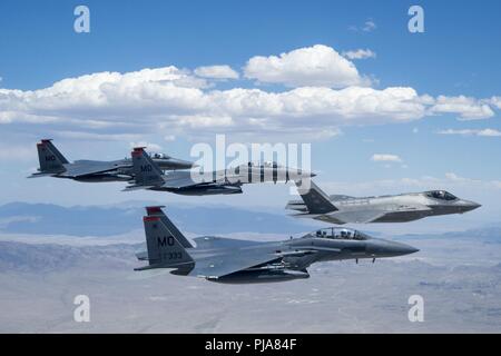 Le lieutenant Gen Mark Kelly, commandant de l'Armée de l'air 12e, dirige une formation de F-35 Lightning II, à partir de la 388e Escadre de chasse, Hill Air Force Base, Utah, et F-15E Strike Eagles, affecté à la 366e Escadre de chasse, Mountain Home Air Force Base, Texas au cours de l'essai de l'Utah et gamme de formation, le 3 juillet 2018. Le lieutenant Gen Kelly était sur son dernier vol en tant que commandant de la 12e armée de l'air. Banque D'Images