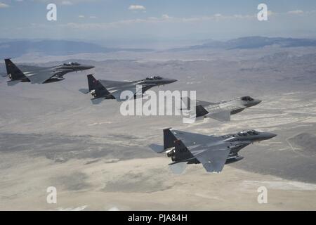 Le lieutenant Gen Mark Kelly, commandant de l'Armée de l'air 12e, dirige une formation de F-35A Lightning II, à partir de la 388e Escadre de chasse, Hill Air Force Base, Utah, et F-15E Strike Eagles, affecté à la 366e Escadre de chasse, Mountain Home Air Force Base, Texas au cours de l'essai de l'Utah et gamme de formation le 3 juillet 2018. Le lieutenant Gen Kelly était sur son dernier vol en tant que commandant de la 12e armée de l'air. Banque D'Images