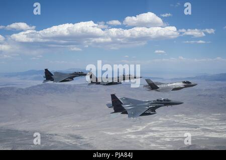 Le lieutenant Gen Mark Kelly, commandant de l'Armée de l'air 12e, dirige une formation de F-35A Lightning II, à partir de la 388e Escadre de chasse, Hill Air Force Base, Utah, et F-15E Strike Eagles, affecté à la 366e Escadre de chasse, Mountain Home Air Force Base, Texas au cours de l'essai de l'Utah et gamme de formation le 3 juillet 2018. Le lieutenant Gen Kelly était sur son dernier vol en tant que commandant de la 12e armée de l'air. Banque D'Images