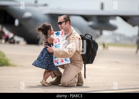 Le capitaine Nicholas Dobson, un pilote de la 123e Escadre de transport aérien, est réunie avec sa fille alors qu'il retourne à sa base d'attache à Louisville, Ky., 6 juillet 2018, après avoir effectué un déploiement de quatre mois pour la région du golfe Persique dans le cadre de l'opération inhérents résoudre. Dobson est l'un des plus de 60 aviateurs, qui sont arrivés à bord d'un Kentucky Air Guard C-130 Hercules, exploité à partir d'une base aérienne non divulgués en volant des troupes et du fret à travers la zone de responsabilité. Banque D'Images