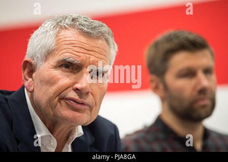 Stuttgart, Allemagne. 05 Sep, 2018. 05.09.2018, Bade-Wurtemberg, Stuttgart : Wolfgang Dietrich (l), Président de VfB Stuttgart, et Thomas Hitzlsperger (r), membre du Comité exécutif le VfB, assister à une conférence de presse. Crédit : Sébastien Gollnow/DPA - AVIS IMPORTANT : DFL règlement interdit toute utilisation des photographies comme des séquences d'images et/ou quasi-vidéo./dpa/Alamy Live News Banque D'Images